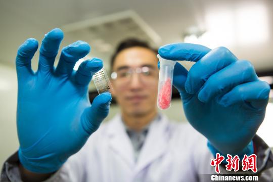中国发现新型发电材料未来可用衣服给手机充电