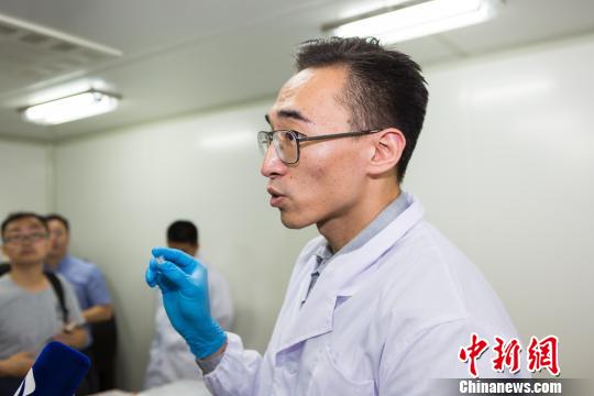 中国发现新型发电材料未来可用衣服给手机充电